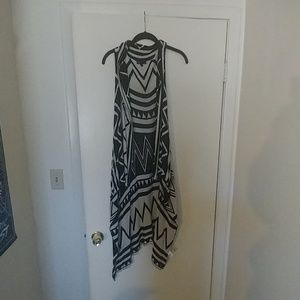 *Long Black and White geomtric Sleeveless Cardigan